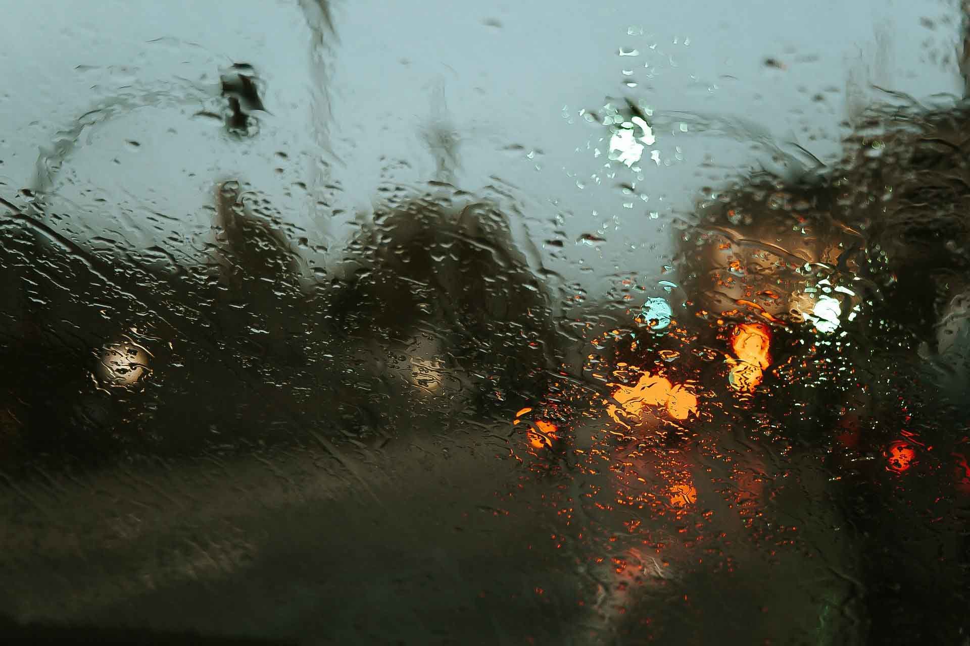Yağmurlu Havada Cam Buğulanması Nasıl Önlenir? - SürücüKursları.com